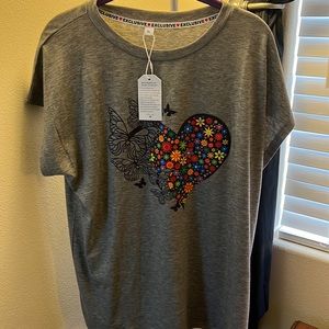 Ladies tee with hearts and colors